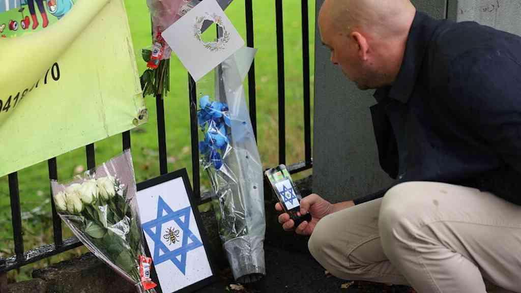 Vítima de ataque em Manchester pode ter sido atingida por policial | Homenagem a vítimas de ataque contra sinagoga em Manchester