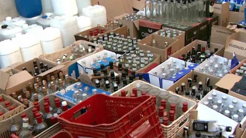 Polícia desarticula laboratório de bebidas adulteradas no DF | Ação da PM interditou local e apreendeu mercadorias