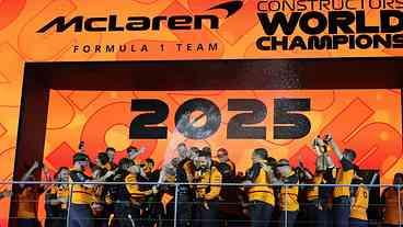 Russell vence GP de Singapura e McLaren é campeã