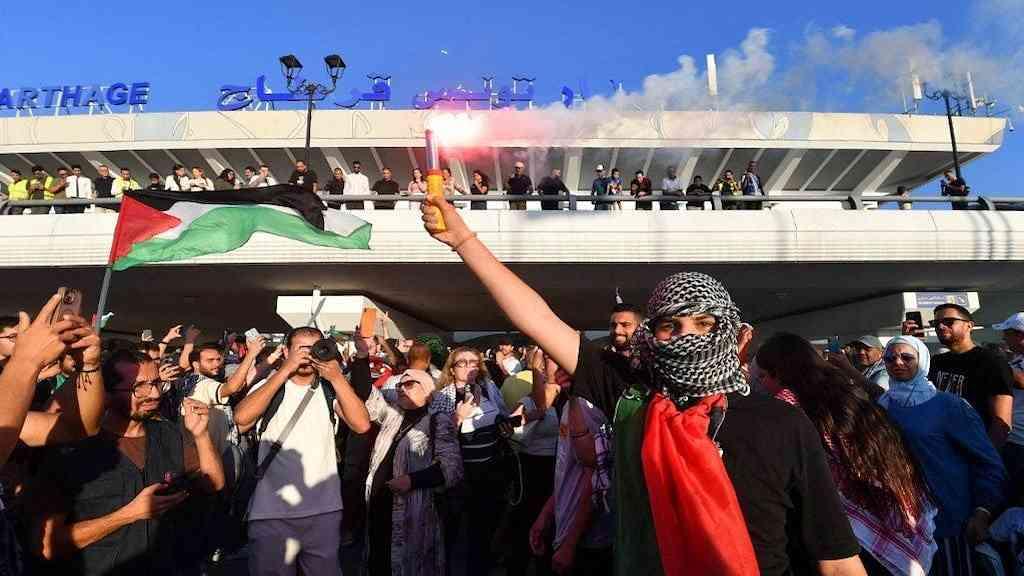 Flotilha: detidos relatam maus-tratos, Israel nega agressões a Greta | Manifestantes se reúnem em aeroporto da Turquia para receber deportados da Flotilha