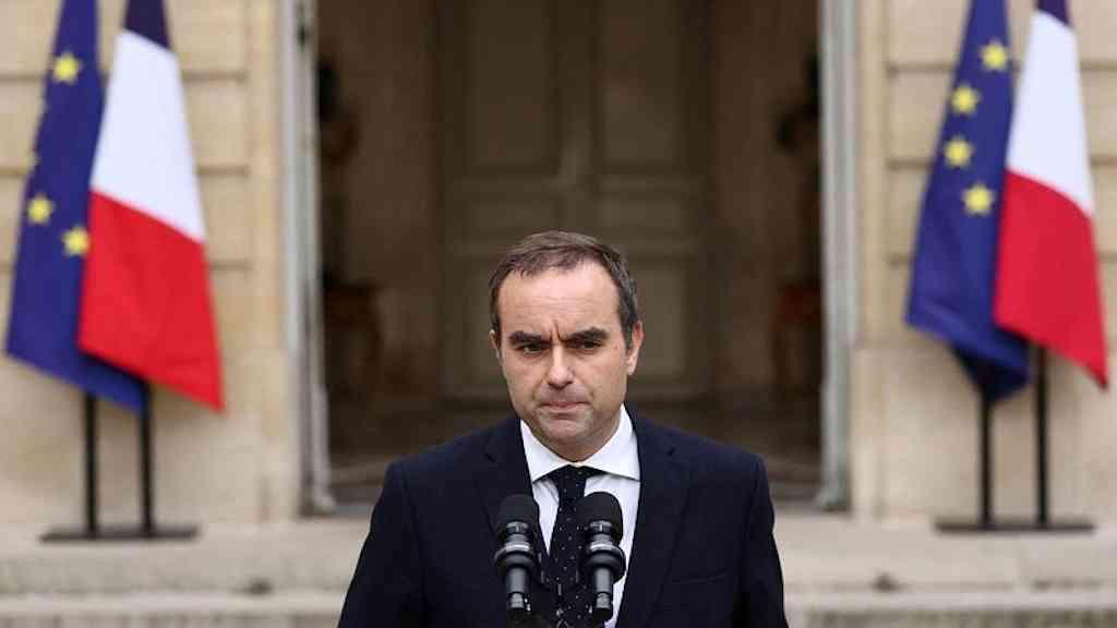 Crise política se intensifica com saída do premiê da França | Sébastien Lecornu ficou menos de um mês como premiê
