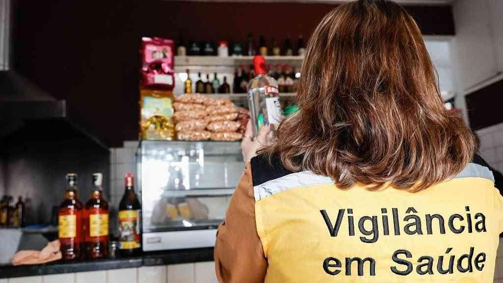 Brasil registra 209 casos suspeitos de intoxicação por metanol | Vigilantes fazem a fiscalização de bares em busca de bebidas falsificadas e adulteradas com metanol