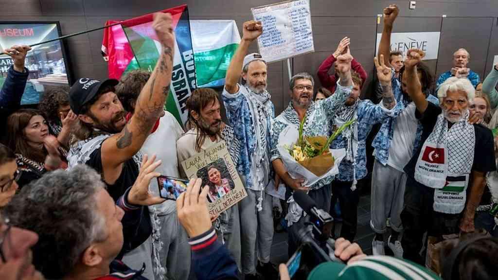 Italianos da flotilha retornam para casa após detenção | Ativistas tentaram levar ajuda humanitária para Gaza