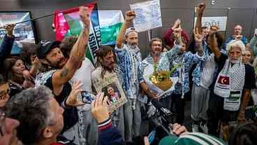 Italianos da Flotilha Retornam Após Detenção em Israel