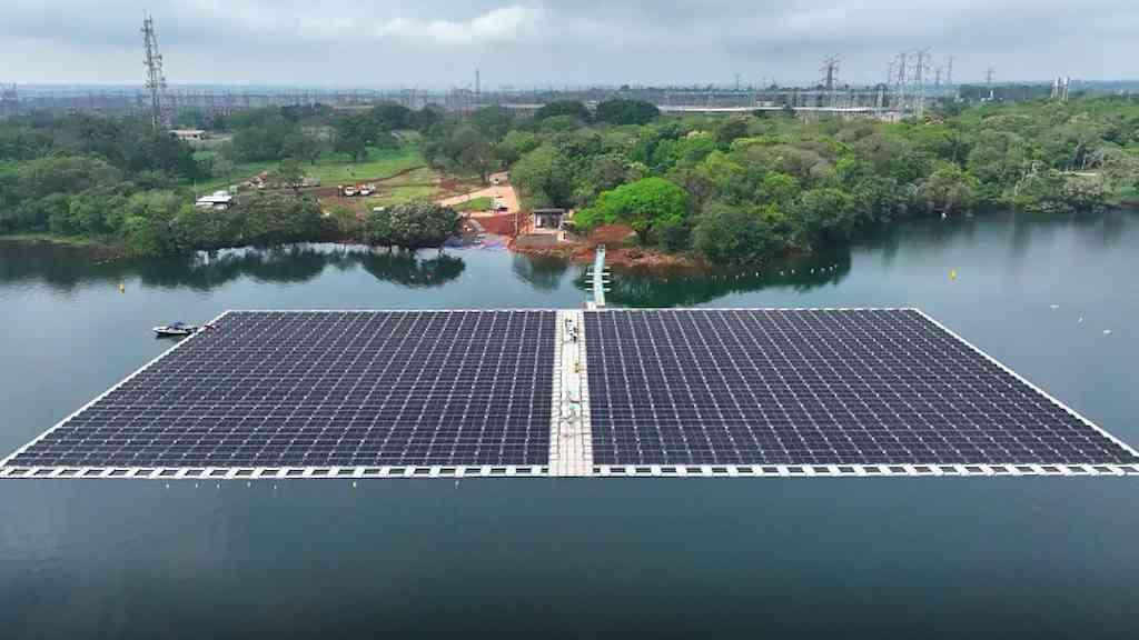 Itaipu conclui montagem de ilha solar para geração de energia | Projeto-piloto ancorou 1,5 mil placas fotovoltaicas no Rio Paraná