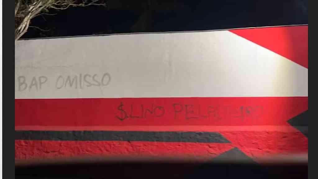 Derrota do Flamengo leva torcedores a pichar muro da Gávea | Os muros da Gávea, sede social do time no Rio de Janeiro, amanheceram pichados