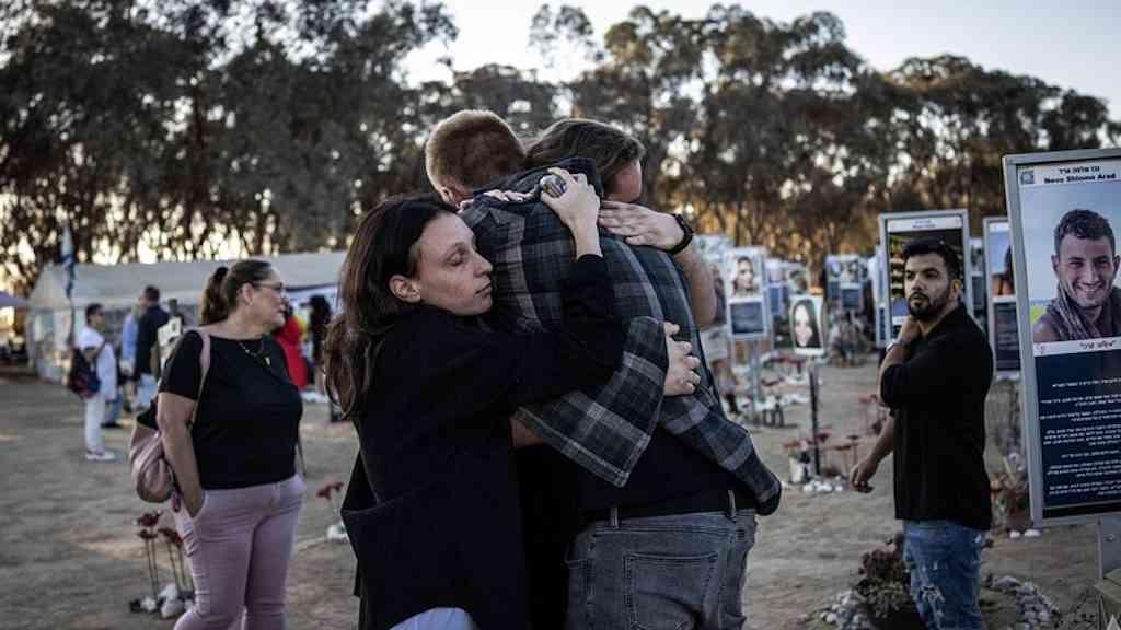Dois anos de guerra: Israel e Hamas discutem acordo sob tensão | Familiares de vítimas visitaram ao local de massacre
