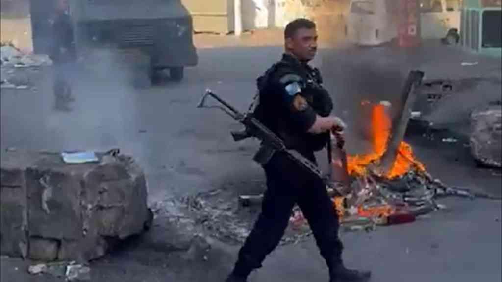 PM age na Cidade de Deus, traficantes ateiam fogo em barricadas | Conflito entre facções: PM intervém na Cidade de Deus
