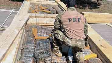 PRF Apreende 3,4 Toneladas de Maconha em Piraí