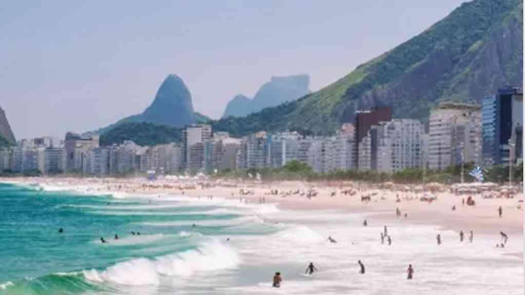 Bombeiros resgatam 48 praticantes de stand up paddle em Copacabana | Stand up paddle: bombeiros resgatam 48 pessoas em Copacabana