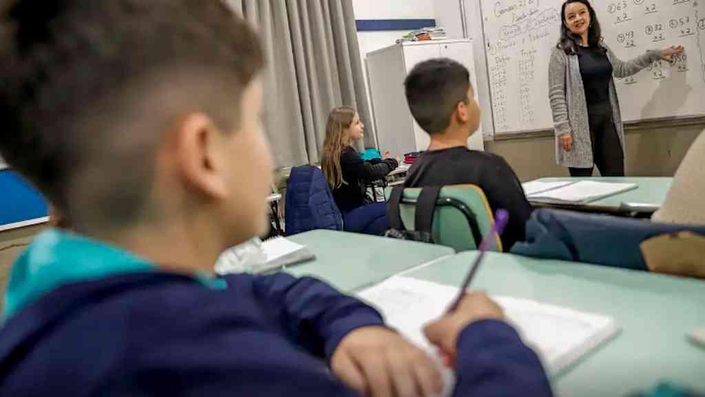 Professor brasileiro perde 21% do tempo de aula com disciplina | Dados são da Pesquisa Internacional sobre Ensino e Aprendizagem, Talis