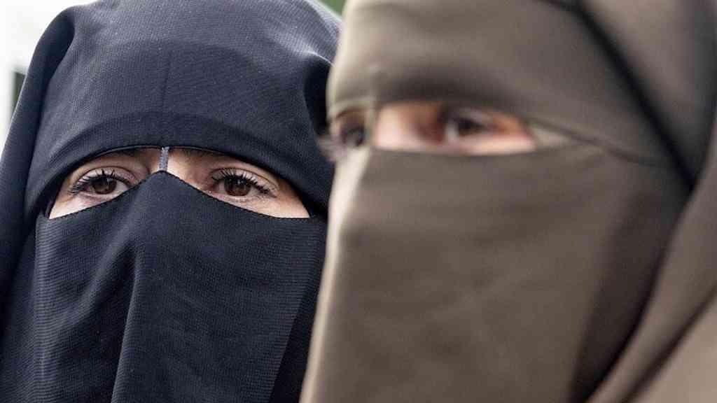 Governo italiano quer banir uso de burca e niqab | Mulheres com o niqab, véu islâmico que revela apenas os olhos