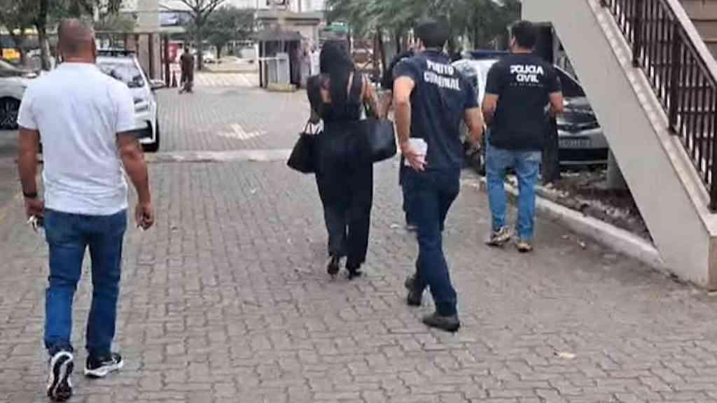 Dentista é presa no Rio após falha em procedimento estético | Dentista é presa, e clínica é interditada após cliente ter rosto deformado no Recreio