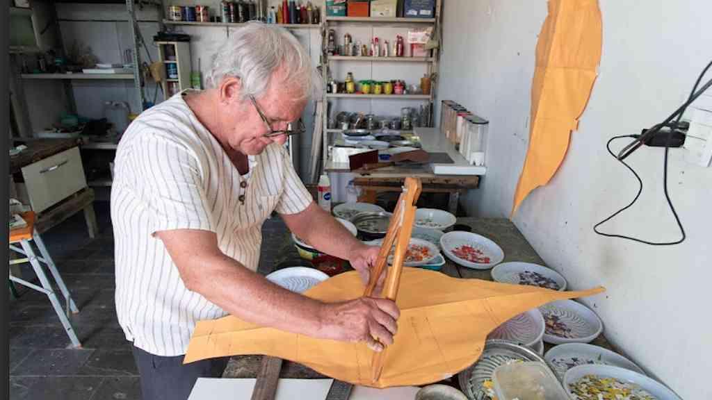 ‘O universo lúdico de Deneir Martins’ chega ao Centro Nacional de Folclore | Deneir Martins, em seu ateliê