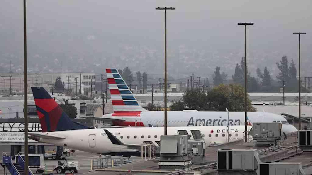 Voos nos EUA enfrentam terceiro dia de atrasos por paralisação do governo | Terceiro dia de atrasos nos voos nos EUA devido à paralisação