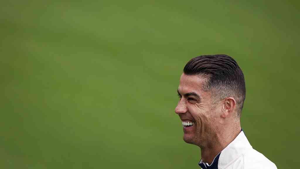 Cristiano Ronaldo se torna primeiro bilionário do futebol | Cristiano Ronaldo tem patrimônio líquido avaliado em US$ 1,4 bilhão