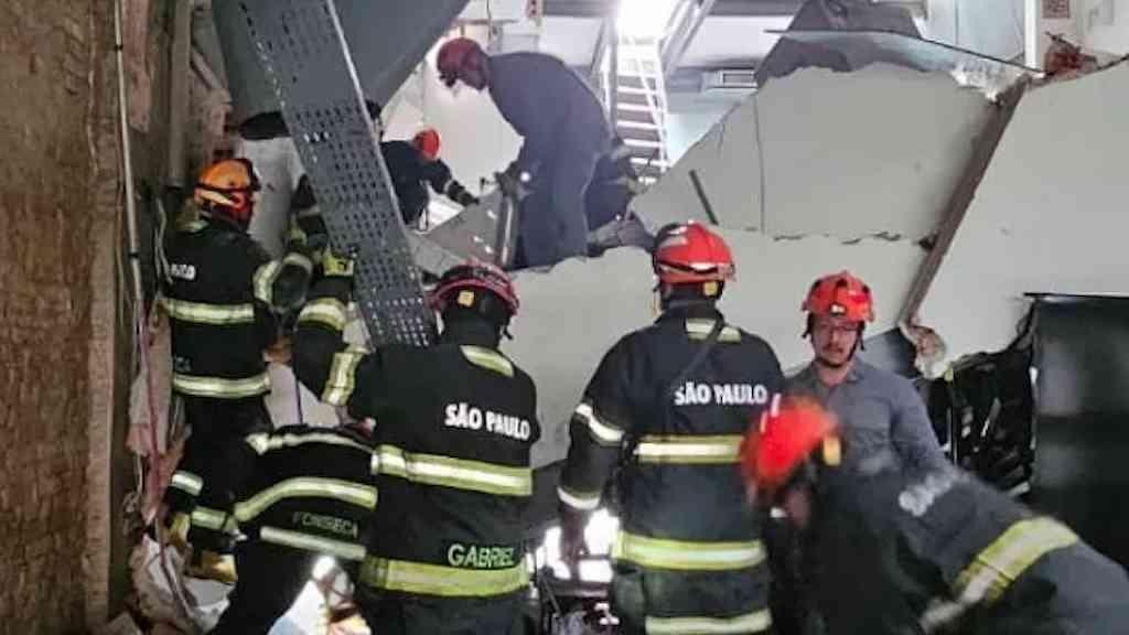 Explosão destrói teto de restaurante de Henrique Fogaça em SP, mulher morre | Bombeiros no local da explosão