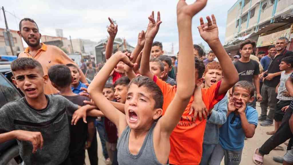 Israel define data para início do cessar-fogo em Gaza | Crianças palestinas celebram em Khan Younis, no sul da Faixa de Gaza, após anúncio de acordo