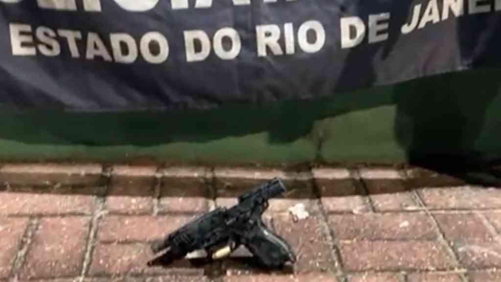 Ação do Comando Vermelho mobiliza PM na Zona Norte | Pistola apreendida com suspeito morto