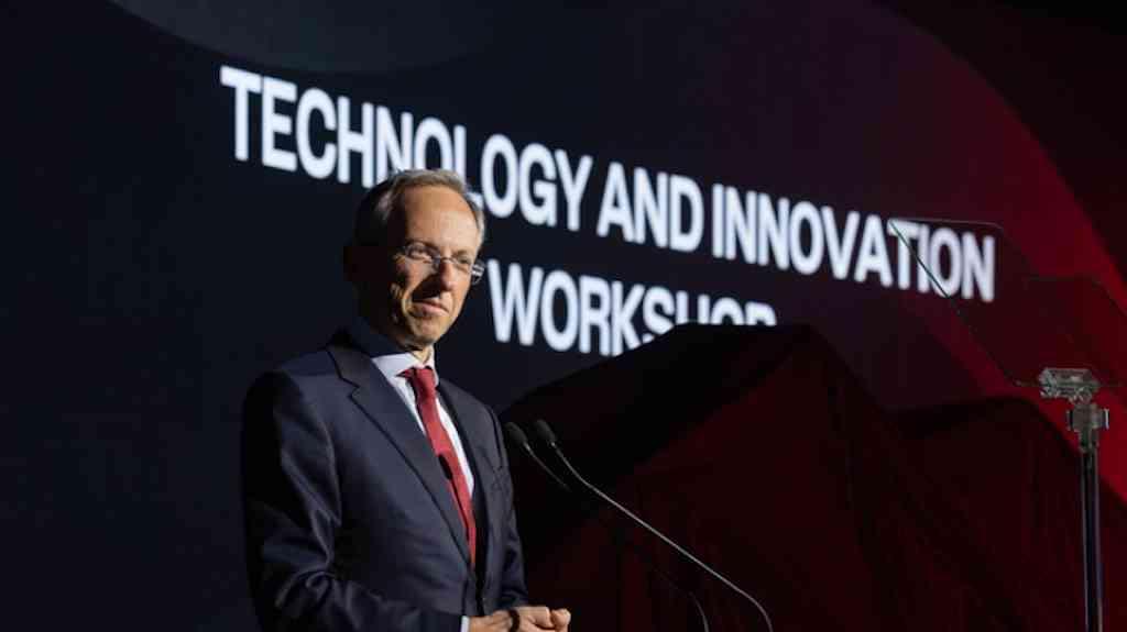 Ferrari revela detalhes de seu primeiro carro elétrico | Benedetto Vigna, CEO da Ferrari, discursa em Maranello