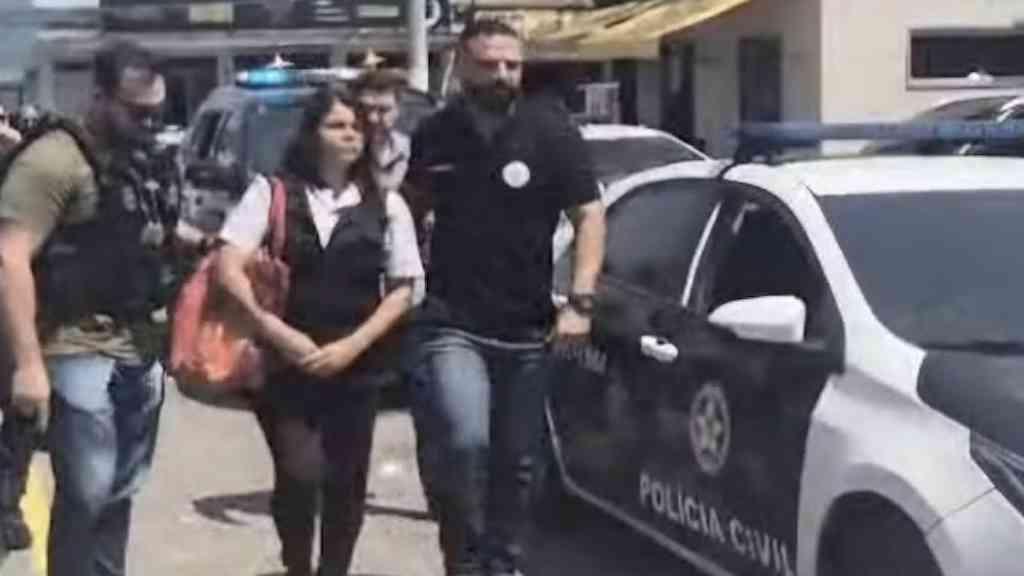 Investigação indica que filha envolveu serial killer na morte do pai | Michelle foi presa na terça