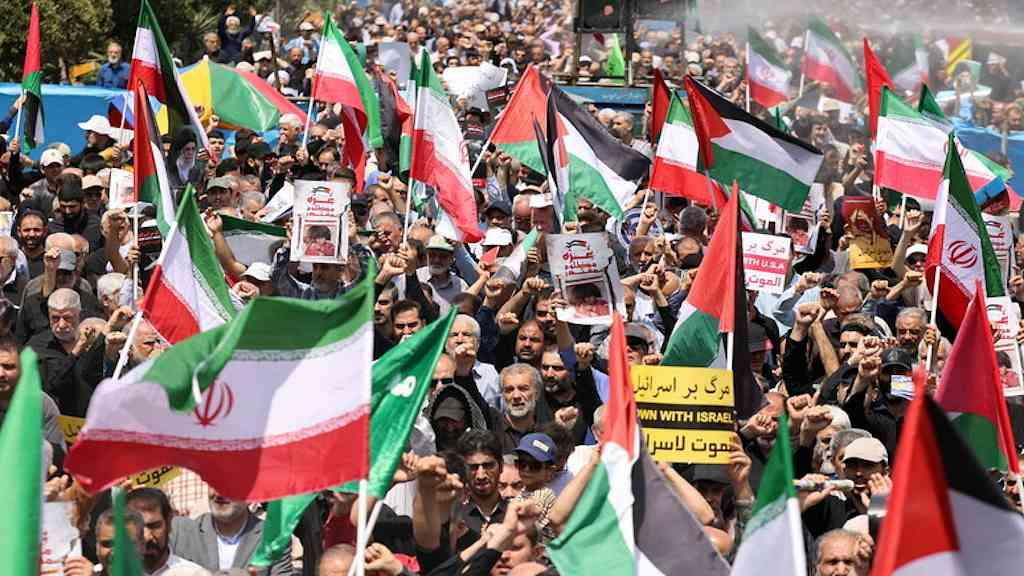Irã comemora acordo de paz entre Israel e Hamas | Iranianos participando de manifestação anti-israel contra a situação de desnutrição em Gaza