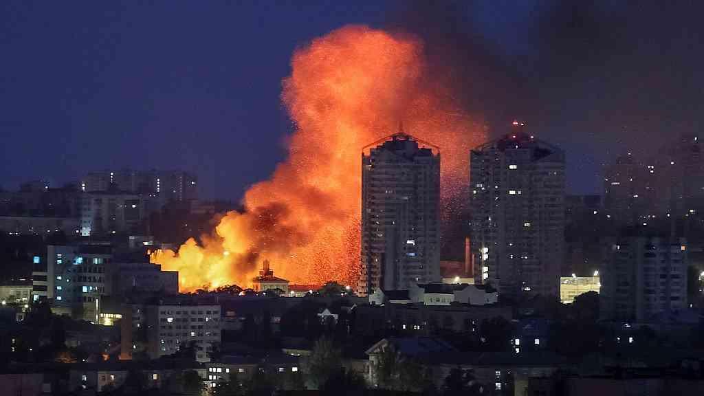 Capital ucraniana sofre apagão após novos bombardeios | Ataque russo deixa bairros de Kiev sem luz