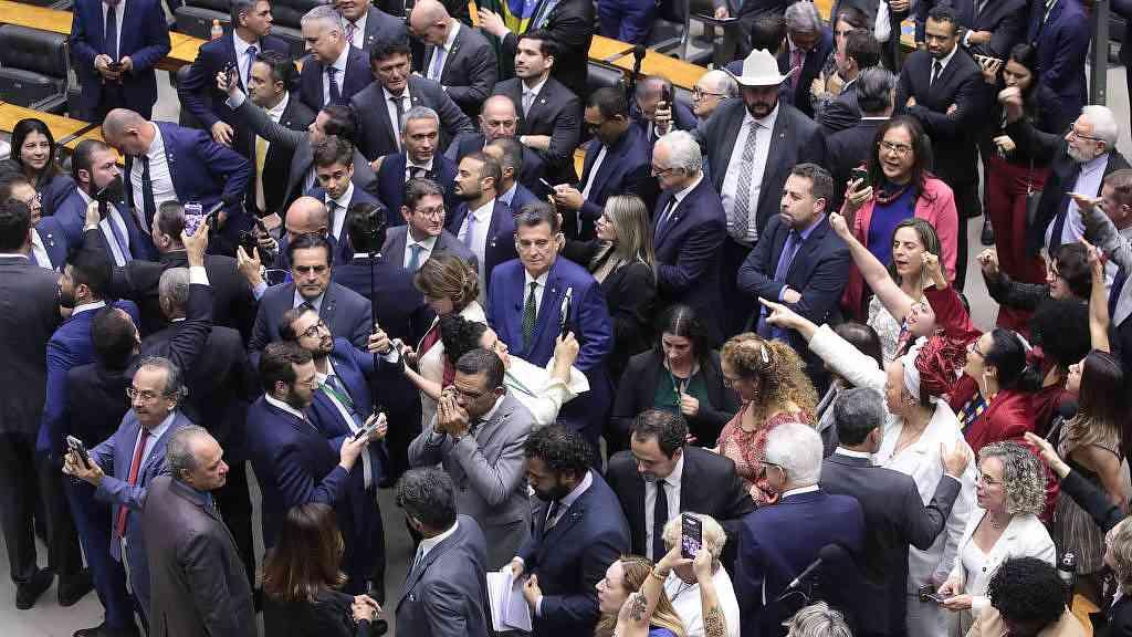 Peleja antecipada | Plenário da Câmara dos Deputados durante votação da PEC da Blindagem (set-2025)