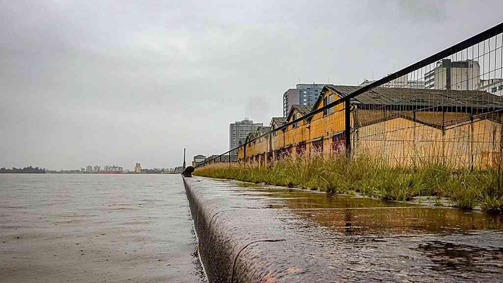 Meteorologia prevê tempestades em vastas áreas do país | Nível do Guaíba tende a subir com a incidência de chuvas fortes, no Sul do país