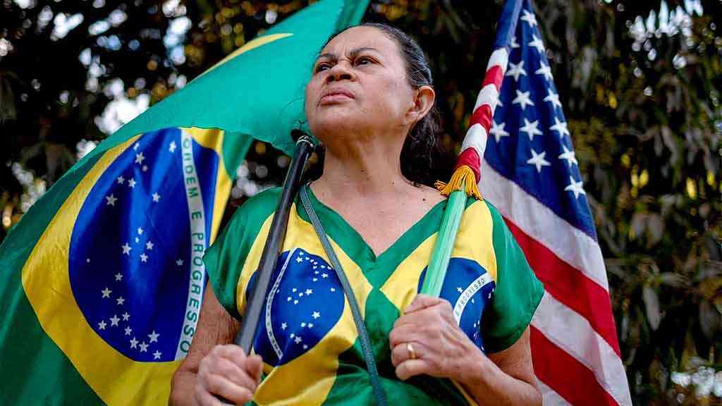 Corrupção e patriotismo integram principais bandeiras da direita, diz pesquisa | Integrante da direita defende bandeiras contra corrupção e pelo patriotismo