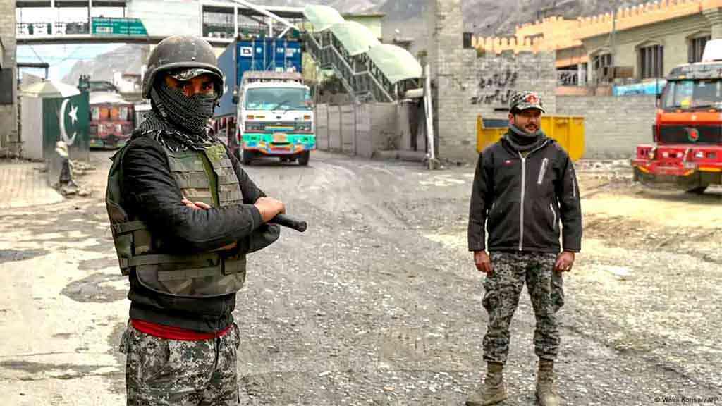 Paquistão fecha fronteira com Afeganistão, sob fortes combates | Soldados paquistaneses patrulham a fronteira com o Afeganistão, após combates com o Talebã