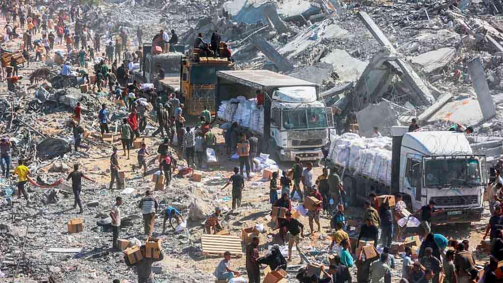 Ajuda humanitária começa a chegar a Gaza, durante atual cessar-fogo | Milhares de palestinos tentam voltar para os escombros onde existiam suas casas, em Gaza