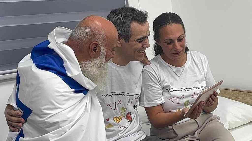 Hamas entrega grupo final de reféns israelenses com vida | Omri Miran, libertado pelo Hamas, abraça o pai e a esposa em Reim