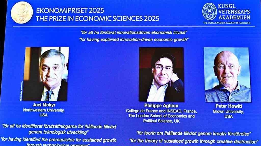 Estudo sobre inovação e crescimento rende Nobel de Economia | Retratos de Mokyr, Aghion e Howitt em telão durante anúncio do Prêmio Nobel de Economia 2025