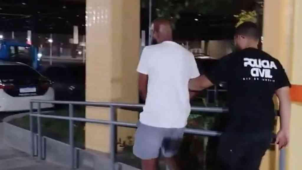 Homem é preso após invadir delegacia e agredir ex-companheira | Homem invade delegacia e agride ex-mulher em Nova Iguaçu