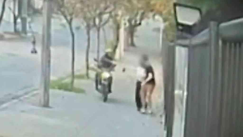 Número de celulares roubados e furtados atinge nível recorde no Rio | Casal é rendido por homem armado em uma moto na rua Potiguara, em Jacarepaguá, Zona Oeste do Rio