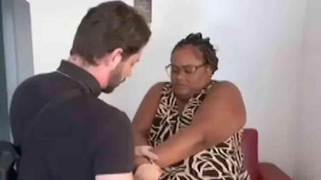 Cuidadora é presa suspeita de golpe milionário contra idoso | Vanisse Silva de Almeida foi presa na casa de parentes