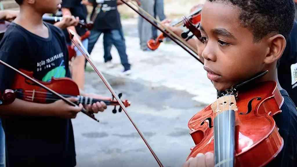 Projeto oferece aulas de música a crianças em áreas vulneráveis do Rio | Curso é gratuito e as oficinas já chegaram a mais de 14 mil jovens