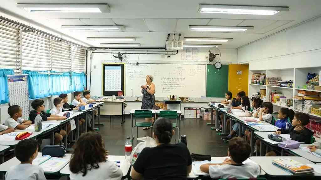 Nada pode substituir a humanidade do trabalho das professoras e professores | Mais um Dia da Professora e do Professor