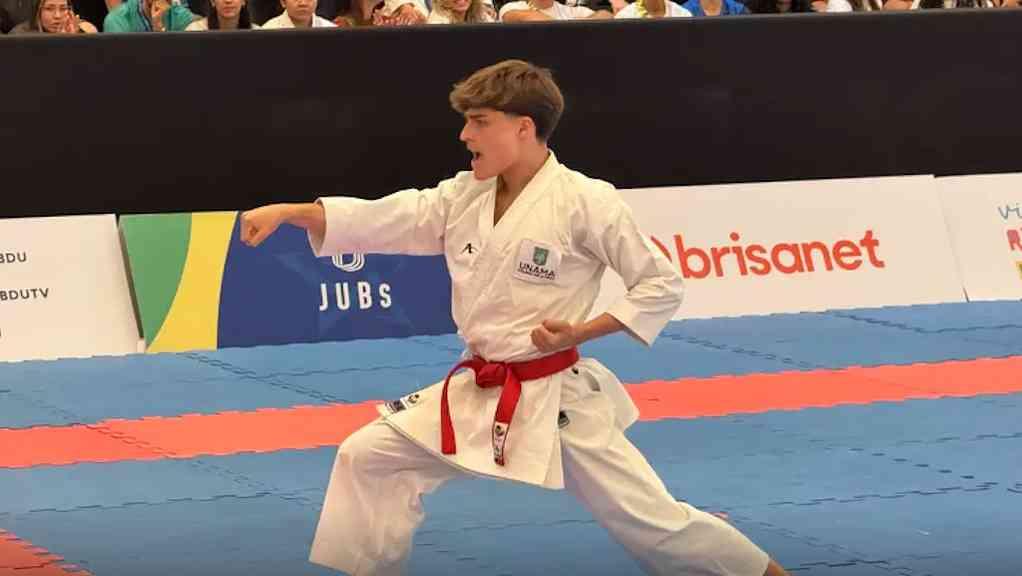 Com apoio da família, jovem conquista prata nos Jubs | Péricles Souza ficou em segundo no kata individual do caratê