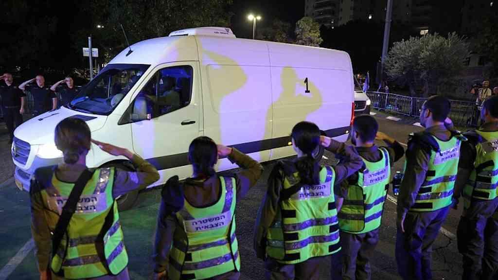 Hamas devolve corpo que não é de refém israelense | Veículos com corpos de reféns restituídos pelo Hamas chegam em Tel Aviv