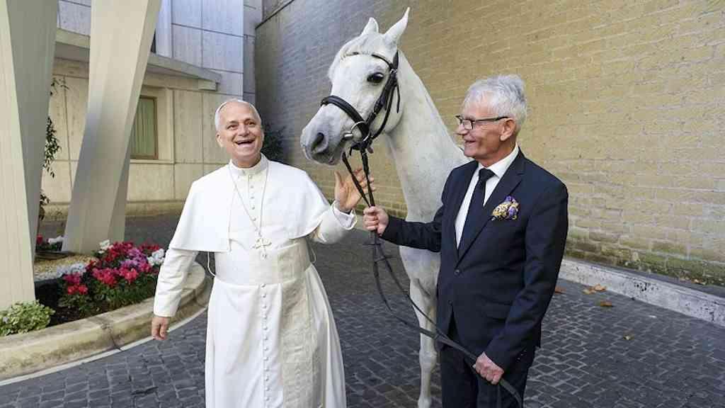 Papa Leão XIV ganha cavalo branco de presente | Imagens de Papa montado em cavalo viralizou após conclave