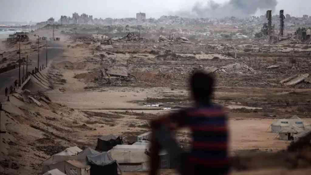 Israel e Hamas se acusam por romper trégua | Uma coluna de fumaça sobe após o bombardeio israelense na Faixa de Gaza, vista do noroeste do campo de refugiados de Nuseirat, em Gaza