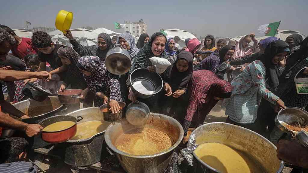 Itália alerta para risco de fome mortal em Gaza | Distribuição de comida para palestinos em Gaza, em maio de 2025