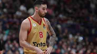 Jogador de basquete é detido por agredir socorristas