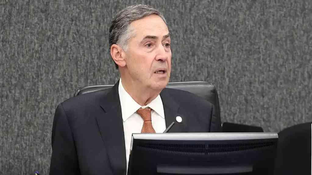 Barroso recebe alta após internação em Brasília | Ministro fez exames no Hospital Sírio-Libanês