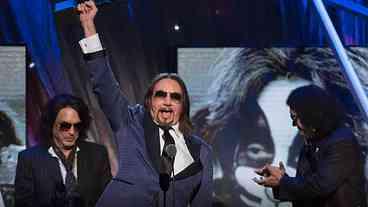 Morre Ace Frehley, guitarrista do Kiss, aos 74 anos