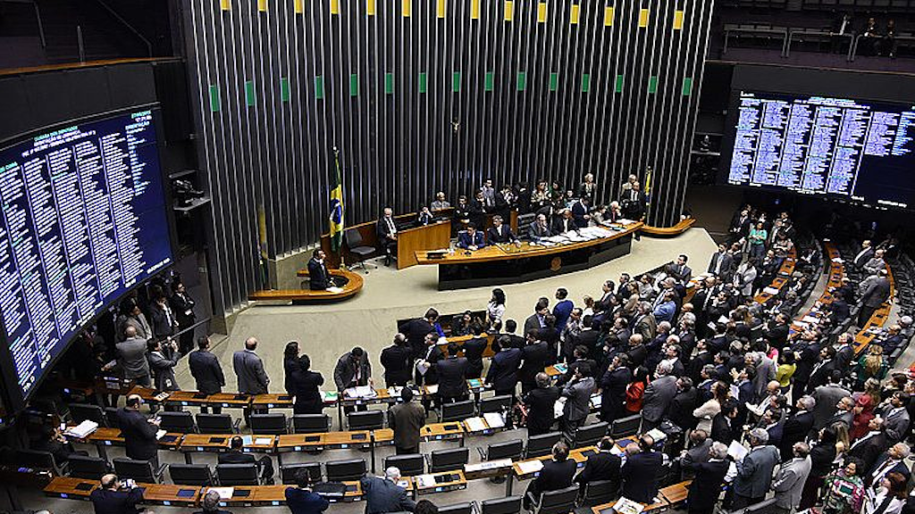 Entre a blindagem e o povo: o erro de prioridade da Câmara | O Brasil enfrenta problemas urgentes