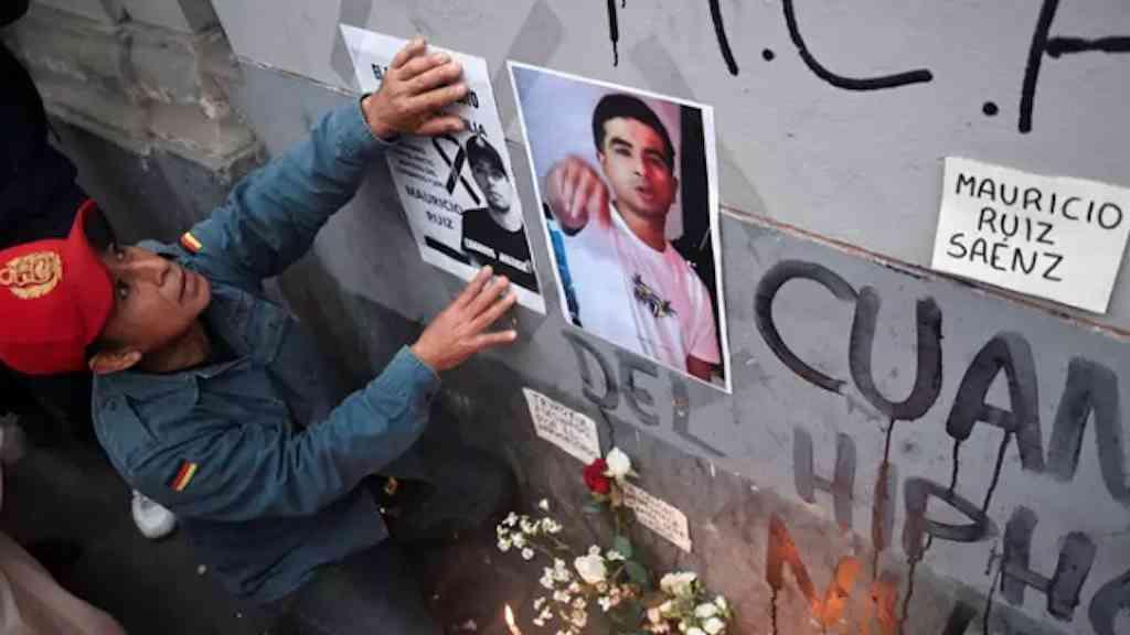 Peru decreta estado de emergência em Lima após morte de rapper | O retrato de Mauricio Ruiz, manifestante morto em 15 de outubro, em uma rua de Lima, em 16 de outubro deste ano