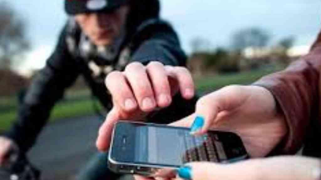 Medo de assalto leva maioria dos brasileiros a evitar usar celular na rua | Frequência de roubos recomenda a cautela